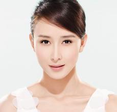 小伙相亲角怒怼替女儿相亲大妈